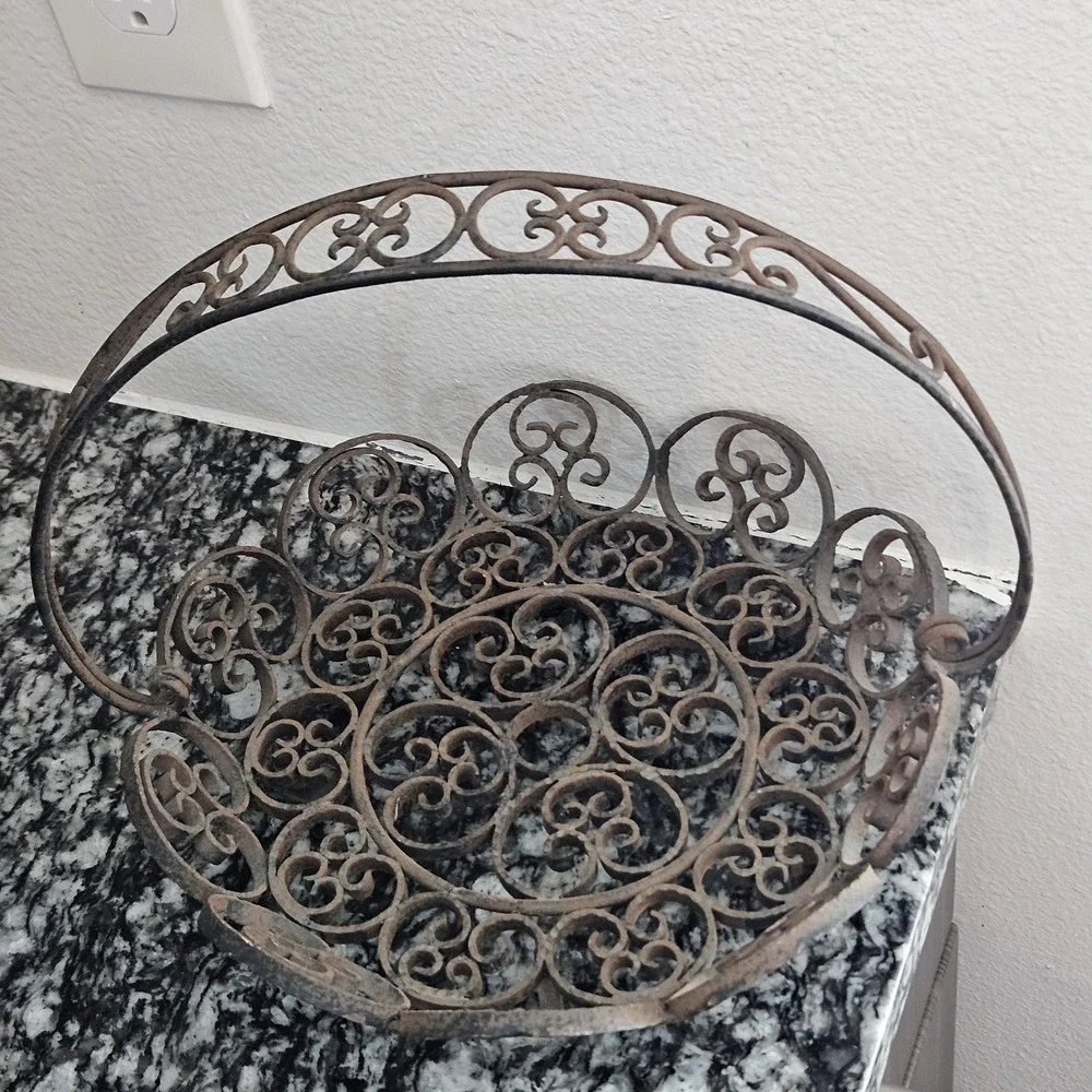 Vintage wrought iron brown fruit bowl basket decorative scrolled design w/handle